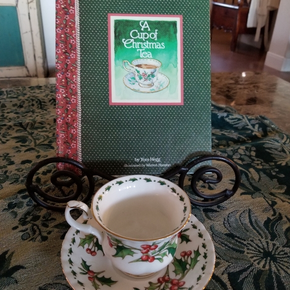 A Christmas Cup of Tea Book & Teapot Cup/Saucer - Picture 5 of 13